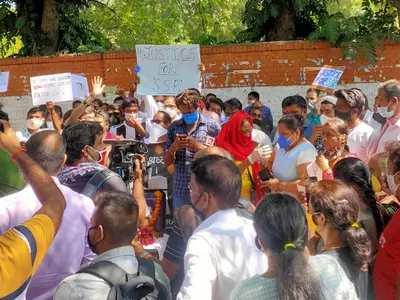 Massive Crowd Joins Hunger Strike By Sushant's Friends At Jantar Mantar, Demand Speedy Probe