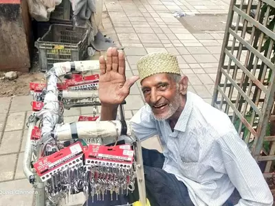 Popularly known as "Ismail Chacha", the man believed to be aged 75-80 years old sells keychains and other items to support his family in Mumbai's Bhendi Bazar. 