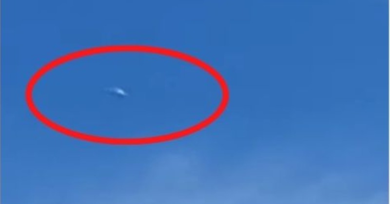 Woman In Plane Spots Mysterious UFO In Broad Daylight, All Smooth And Shiny