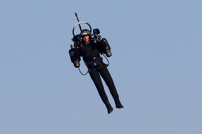 Video Airplane pilots spot a person wearing a jetpack and flying at 3,000  feet - ABC News
