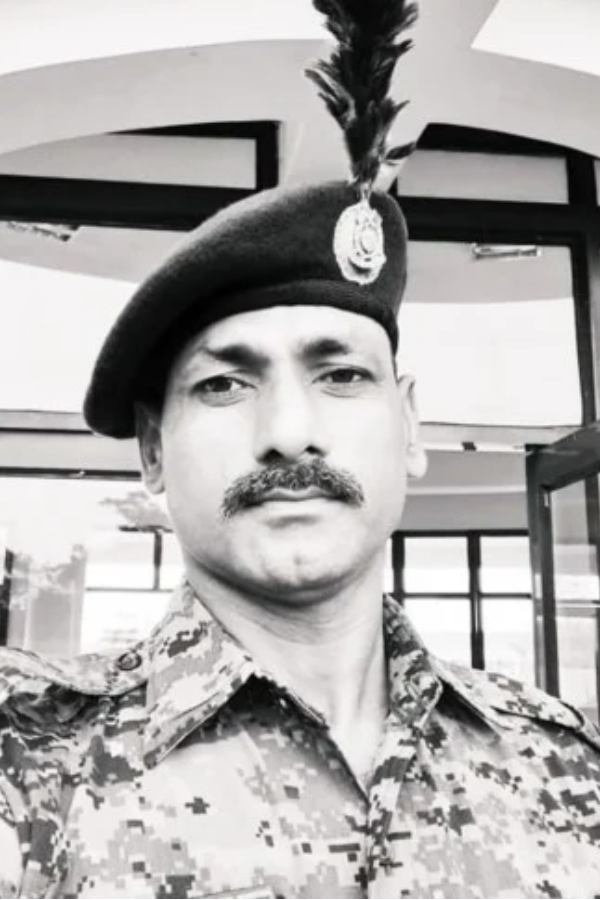 मां को अभी तक नहीं दी गई जानकारी में बताया गया है कि घर का बड़ा बेटा नक्सलियों से लड़ते हुए शहीद हो गया 