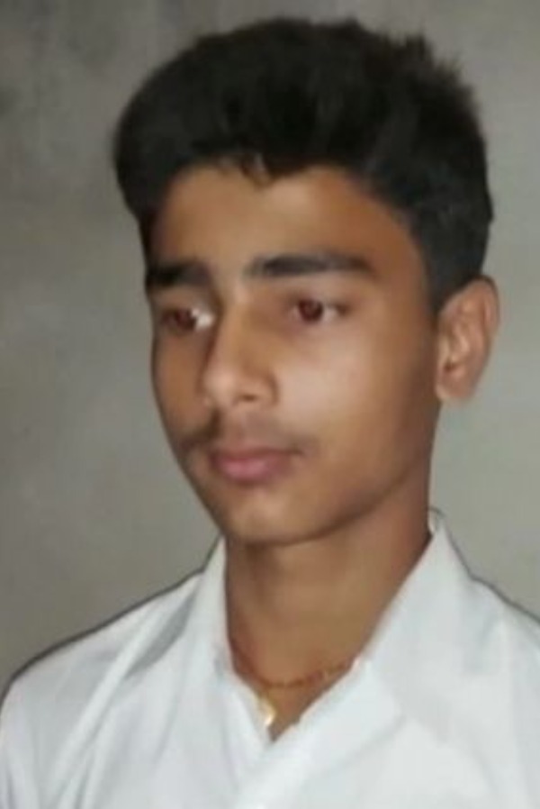 20 किमी दूर स्कूल रोज़ साइकिल से जाते थे, आज बिहार बोर्ड में टॉपर में से एक हैं