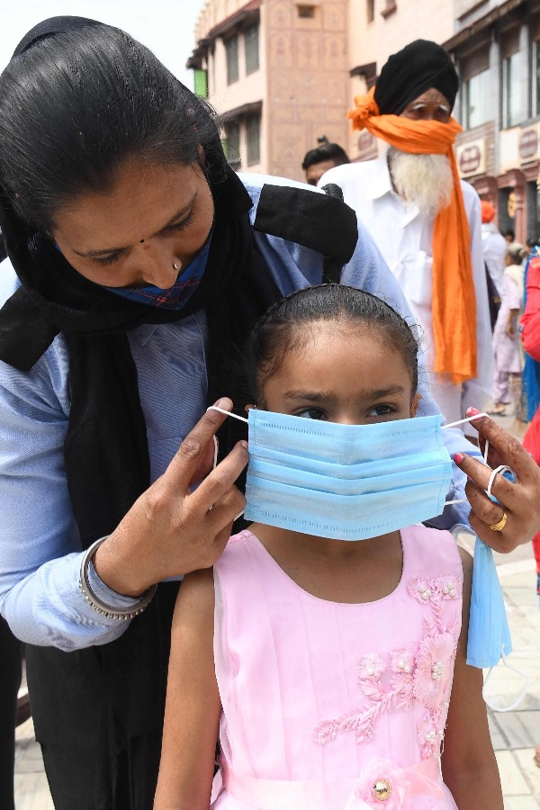 बढ़ते कोरोना के कारण दिल्ली में रात का कर्फ्यू, देश के दूसरे राज्यों में किन कामों पर पाबंदी है? 