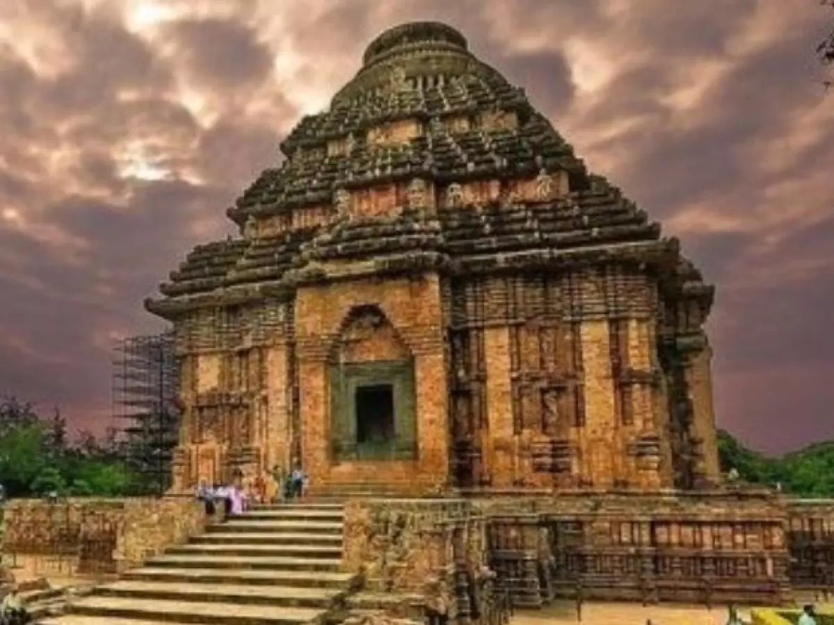 कोणार्क सूर्य मंदिर: रथ के आकार में है मंदिर, 12 जोड़ी पहिए-7 घोड़े खींचते