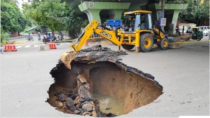 delhi sinkholes lubang