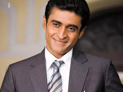 A photo of smiling mohnish bahl.
