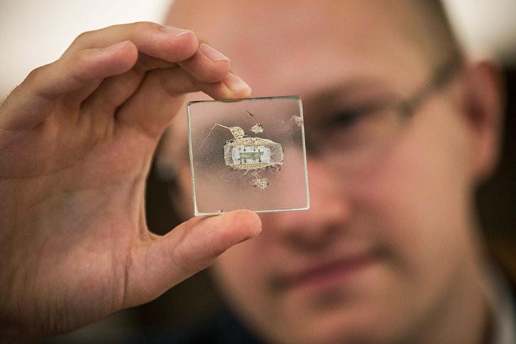 microchip brain implant helps paralyzed man directly tweet his thoughts 