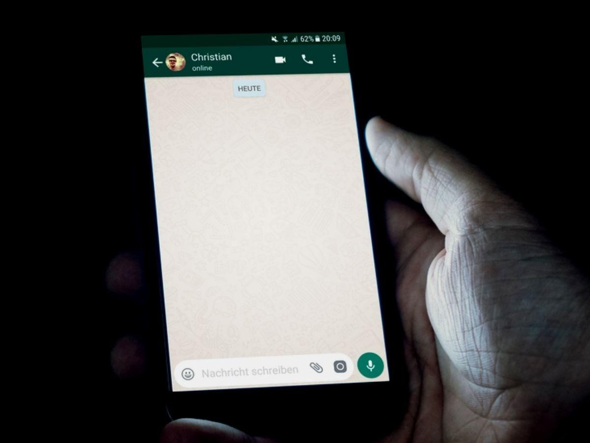 Menyembunyikan Status Online di WhatsApp