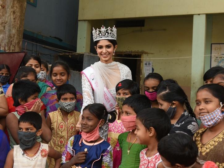 Miss World India Manasa Varanasi with less fortunate kids.