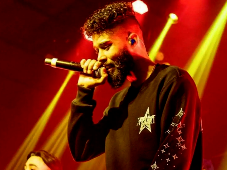 AP Dhillon held a concert in Mumbai after Gurgaon. A day after the event, now an FIR has been lodged against the organizers for violating the Covid-19 norms. 