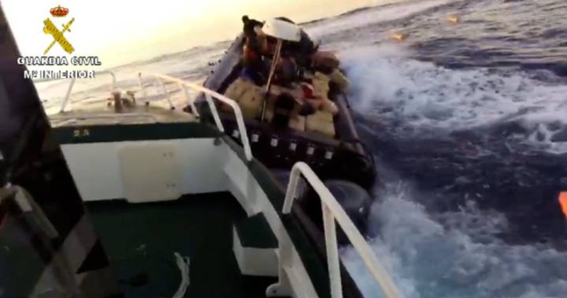 Spanish Police Chase Suspected Drug Dealers In Speedboat