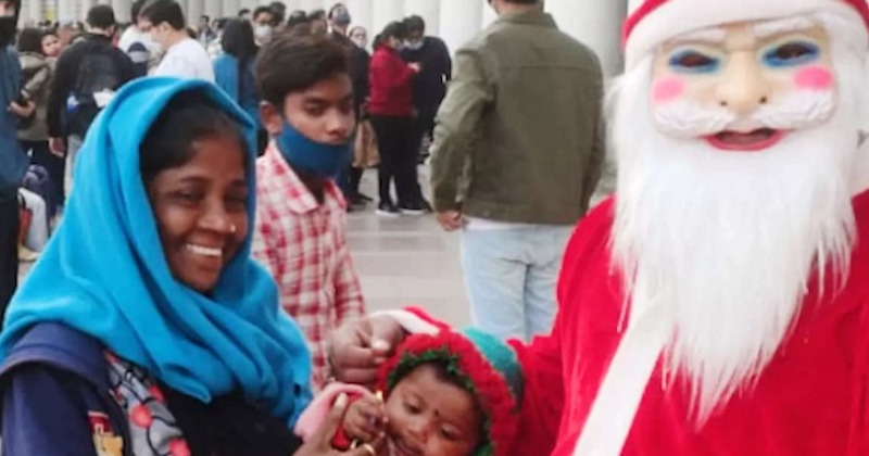 Man Has Been Dressing Up As Santa Claus For 12 Years