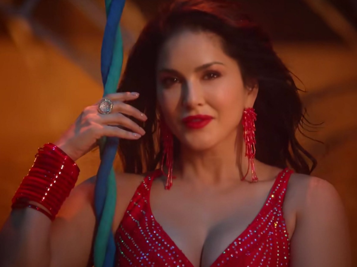 Mathura Priests Protest Against Sunny Leone s Dance On Madhuban Mein Radhika