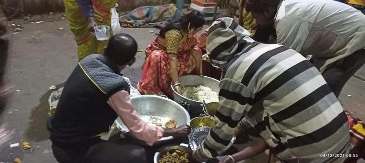 West Bengal Woman distributes excess food from brother