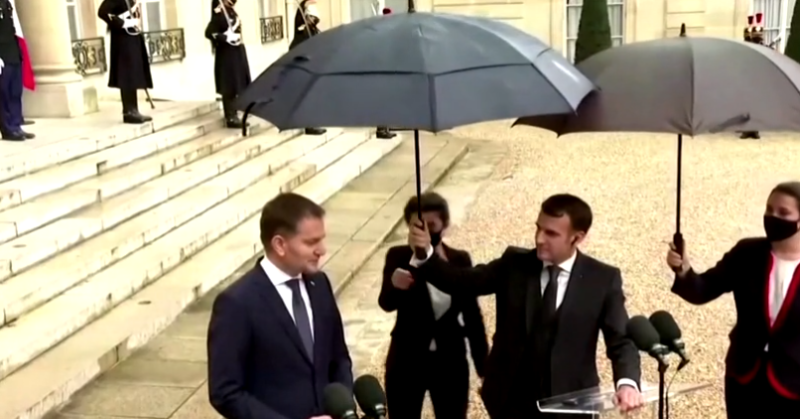 Photo of Prezident Emmanuel Macron bol veľmi odhodlaný mať svoj vlastný dáždnik