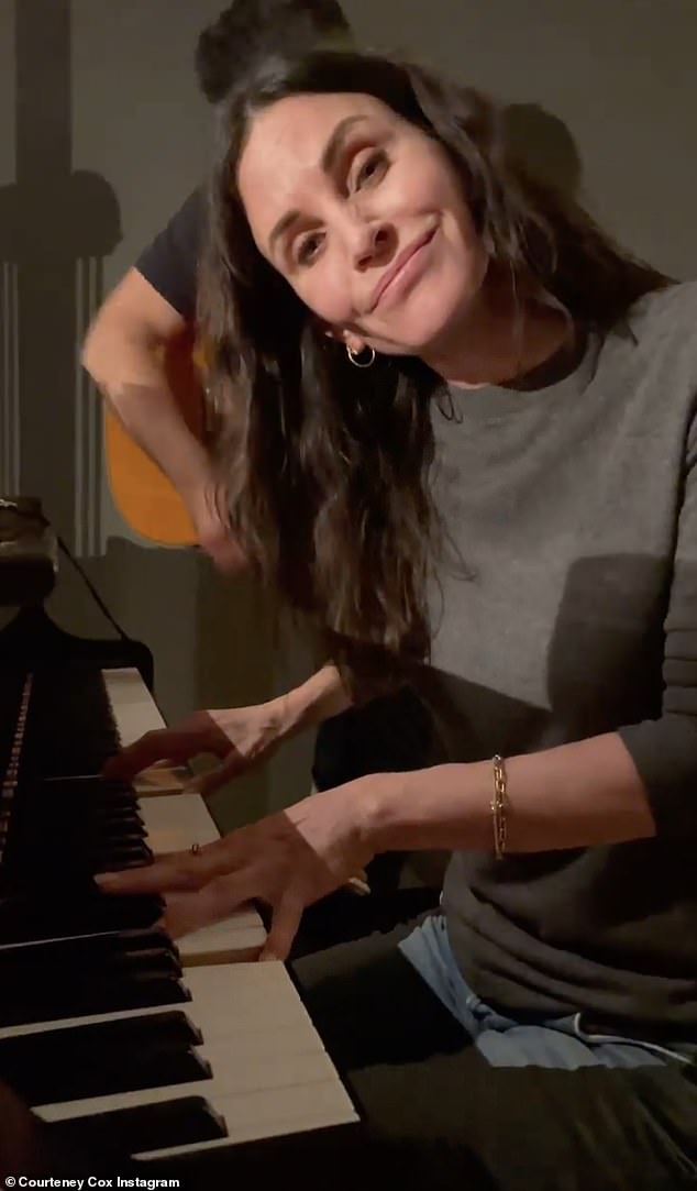 Courteney Cox Plays The Friends Theme Song On The Piano