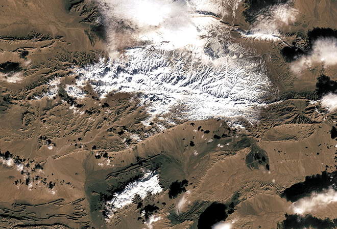 Rare snow falls at the edge of the Sahara Desert  (December 16, 2016 - December 27, 2016)