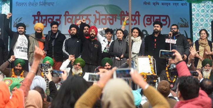 Rabbi Shergill, Harbhajan Mann, Swara Bhasker, Arya Babbar, Jaazy Bains, Noor Chahal and Gurpreet Saini at Tikri border concert during farmers