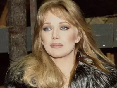 Bond Girl Tanya Roberts Collapses After Taking Her Dogs For A Walk, Passes Away At 65