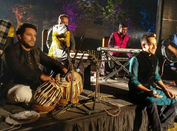 Amid Dicey Service, Kashmiri Artistes Use Social Media To