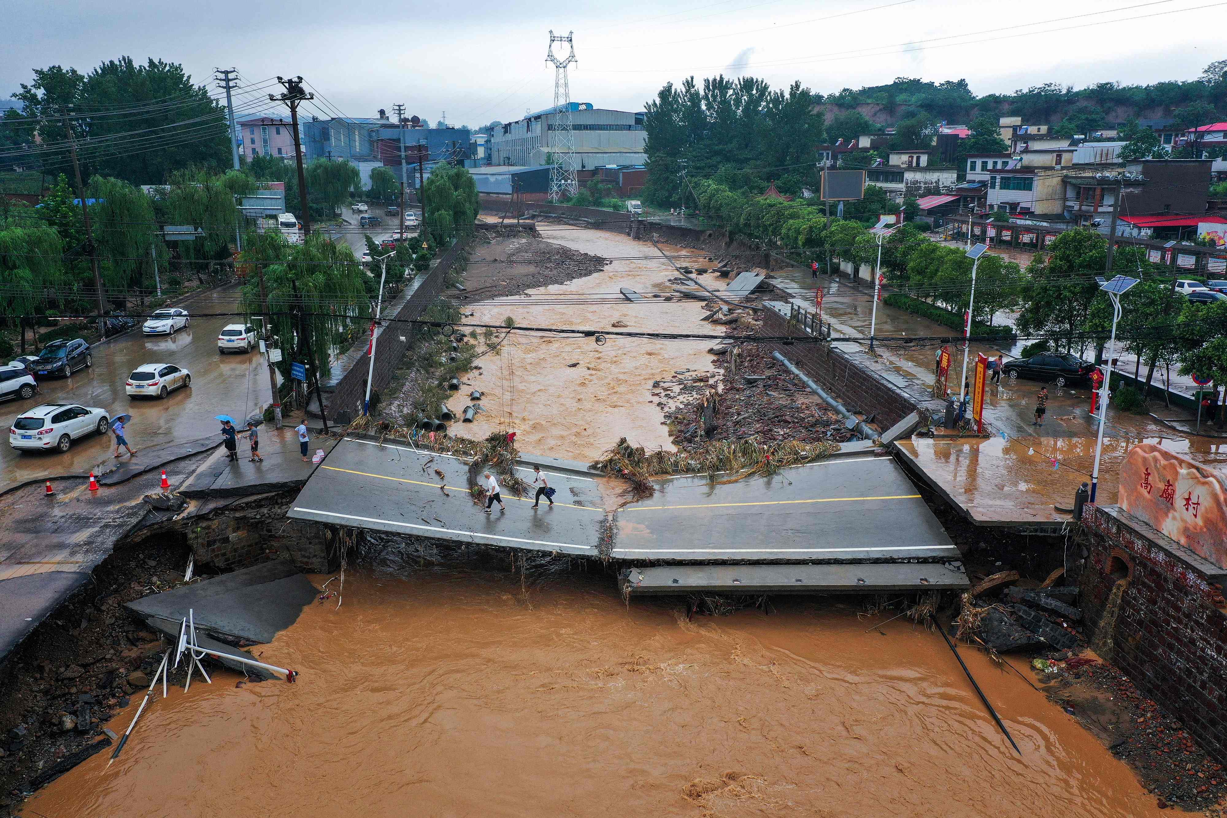 Затопило ли казахстан. Наводнение в Китае 2021. Чжэнчжоу наводнение. Китай наводнение Янцзы. Наводнение в Хэнань.