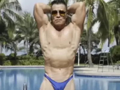 bodybuilder yang showing off his body