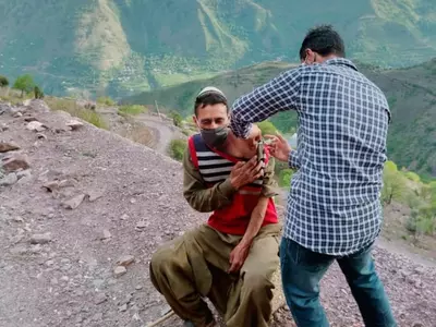 Heath Workers Trek Hills To Vaccinate People At LoC In Kashmir