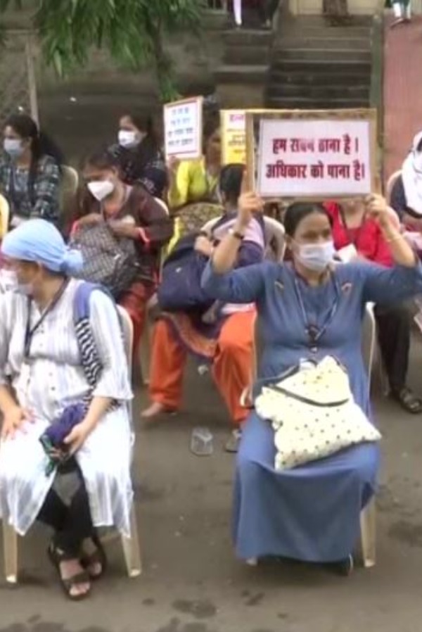 India's Worst Hit COVID State In Crisis - Maharashtra State-Run Hospital Nurses On Strike India's Worst Hit COVID State In Crisis - Maharashtra State-Run Hospital Nurses On Strike