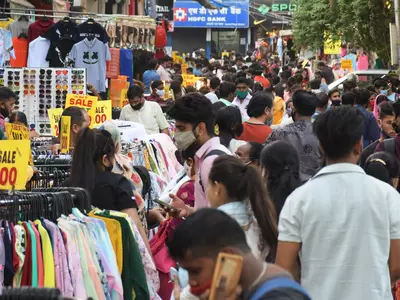 delhi covid market crowd