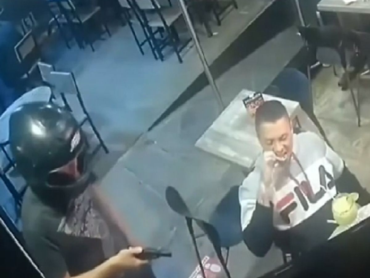 Man Continues Eating His Chicken Wings During Armed Robbery At Restaurant
