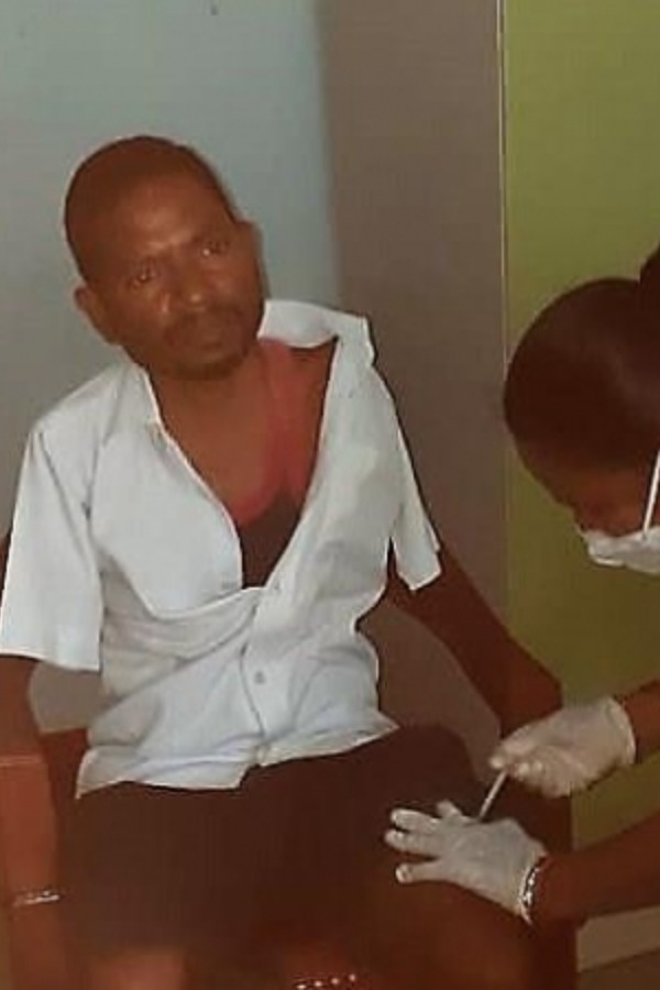 Jharkhand Man With No Hands Gets COVID Jab On Thigh, Sets Example Of Unbreakable Spirit Jharkhand Man With No Hands Gets COVID Jab On Thigh, Sets Example Of Unbreakable Spirit