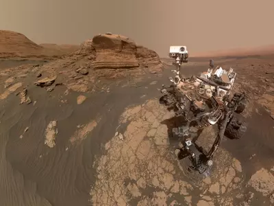 NASA's Mars rover Curiosity takes a selfie with a beautiful Martian rock outcrop nicknamed "Mont Mercou"