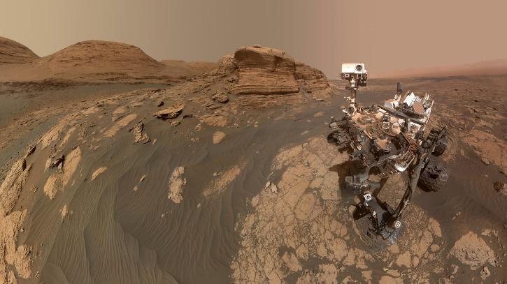 NASA’s Curiosity Mars rover used two cameras to create this selfie in front of Mont Mercou