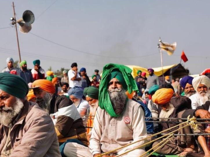 farmers block highway