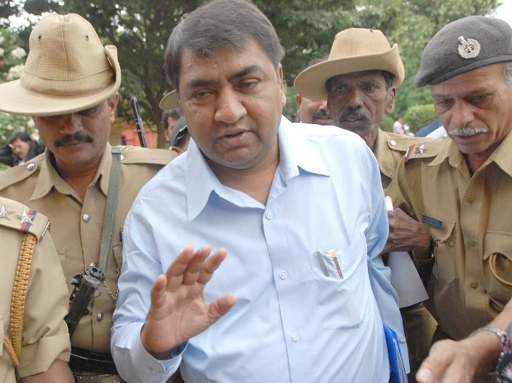 Stamp Paper scam accused Abdul Karim Telgi coming out of High Court. 