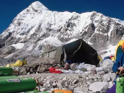 everest oxygen cyliders