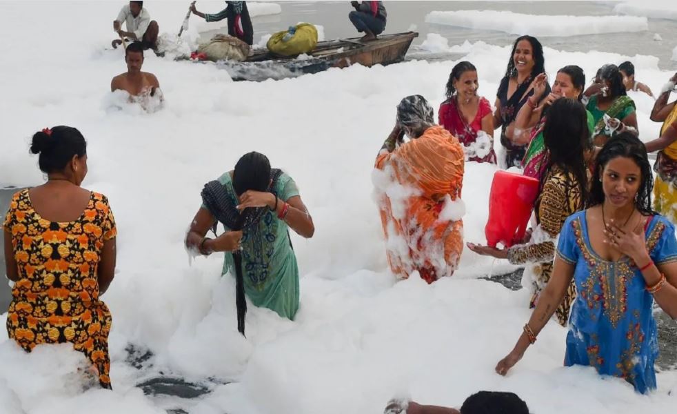 Devotees Throng To Yamuna Ghats On Last Day Of Chhath Despite Ban To ...