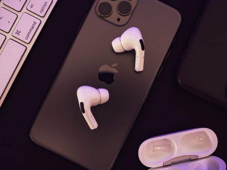 Woman Mistakenly Swallows AirPod Thinking It Was A Painkiller Pill, She's Fine Now