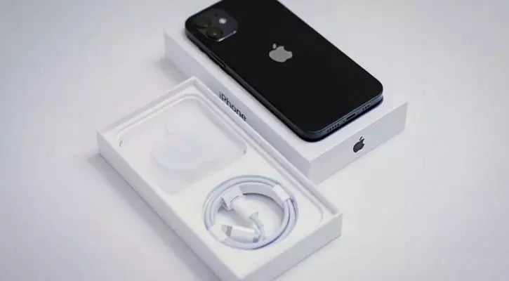 Guy Explains Ridiculous Level Of Attention Apple Puts Into iPhone Packaging