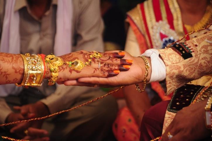 berpegangan tangan dalam pernikahan