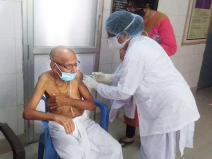 Swami Shivanand mendapatkan vaksinasi COVID