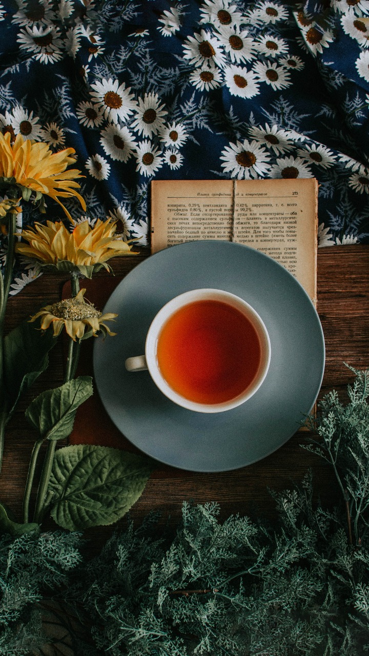 Tea cup in the top of the Book 4K wallpaper download