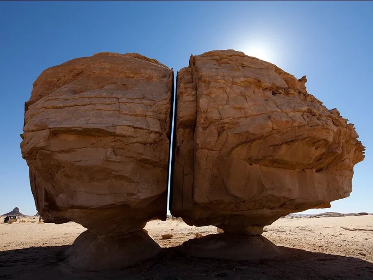 Al Naslaa Rock Perfectly Split Into Two Divides The Internet