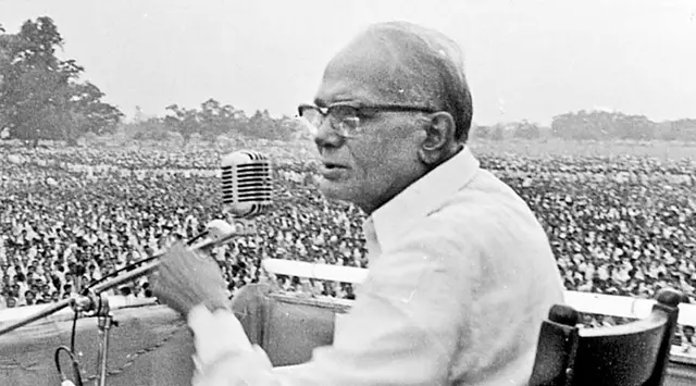 Jai Prakash Narayan Birth Anniversary: कैसे जय प्रकाश नारायण बने 'लोकनायक' और इंदिरा गांधी को सत्ता छोड़ने पर किया मजबूर