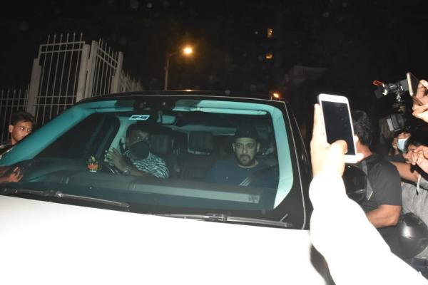 Friend Ho Toh Aisa, Say Fans As Salman Khan Visits Shah Rukh Khan&#39;s House After Aryan Khan&#39;s Arrest