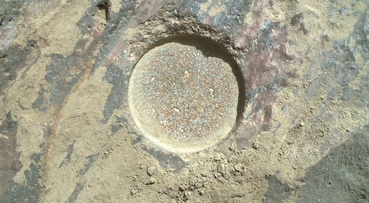 사진에서: NASA의 끈질긴 탐사로봇이 화성 암석에 구멍을 파고 있습니다. 
