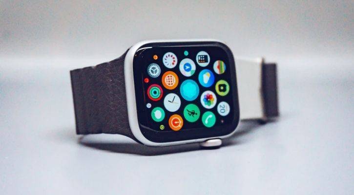 Your Next Apple Watch Could Come With A Thermometer & Blood Pressure Tracker