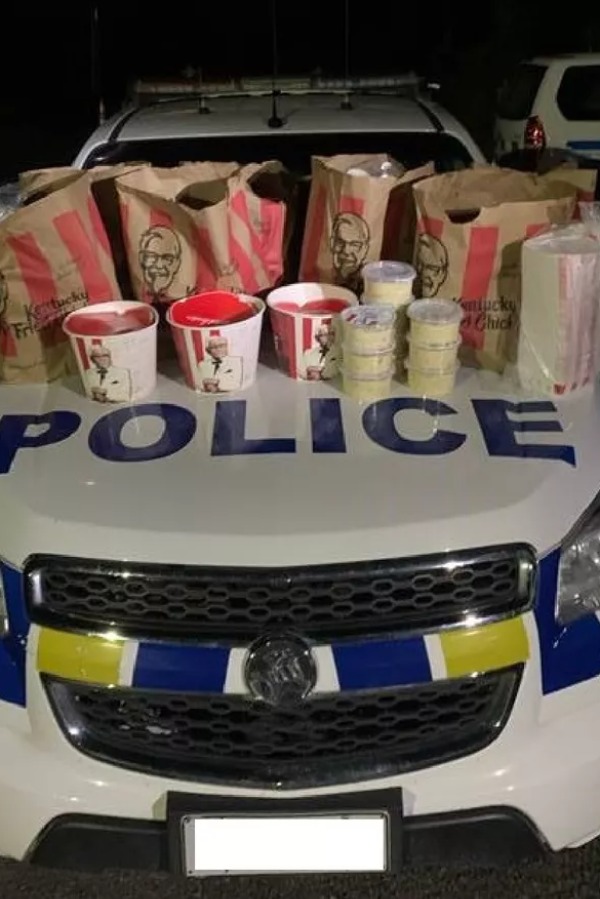 Men From New Zealand Were Arrested After Trying To Smuggle A Car Full Of KFC Chicken Into Locked-Down Auckland Men From New Zealand Were Arrested After Trying To Smuggle A Car Full Of KFC Chicken Into Locked-Down Auckland