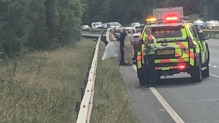 Bride S Car Breaks Down On Way To Wedding She Hitchhikes With Police Bride S Car Breaks Down On Way To Wedding She Hitchhikes With Police