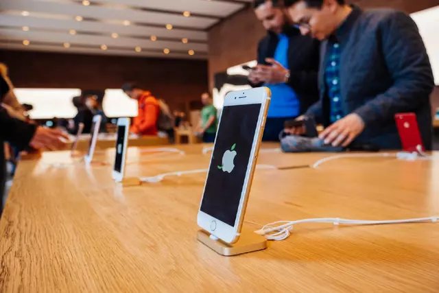 iPhone Savior: Judge aims anger at Apple store employees during
